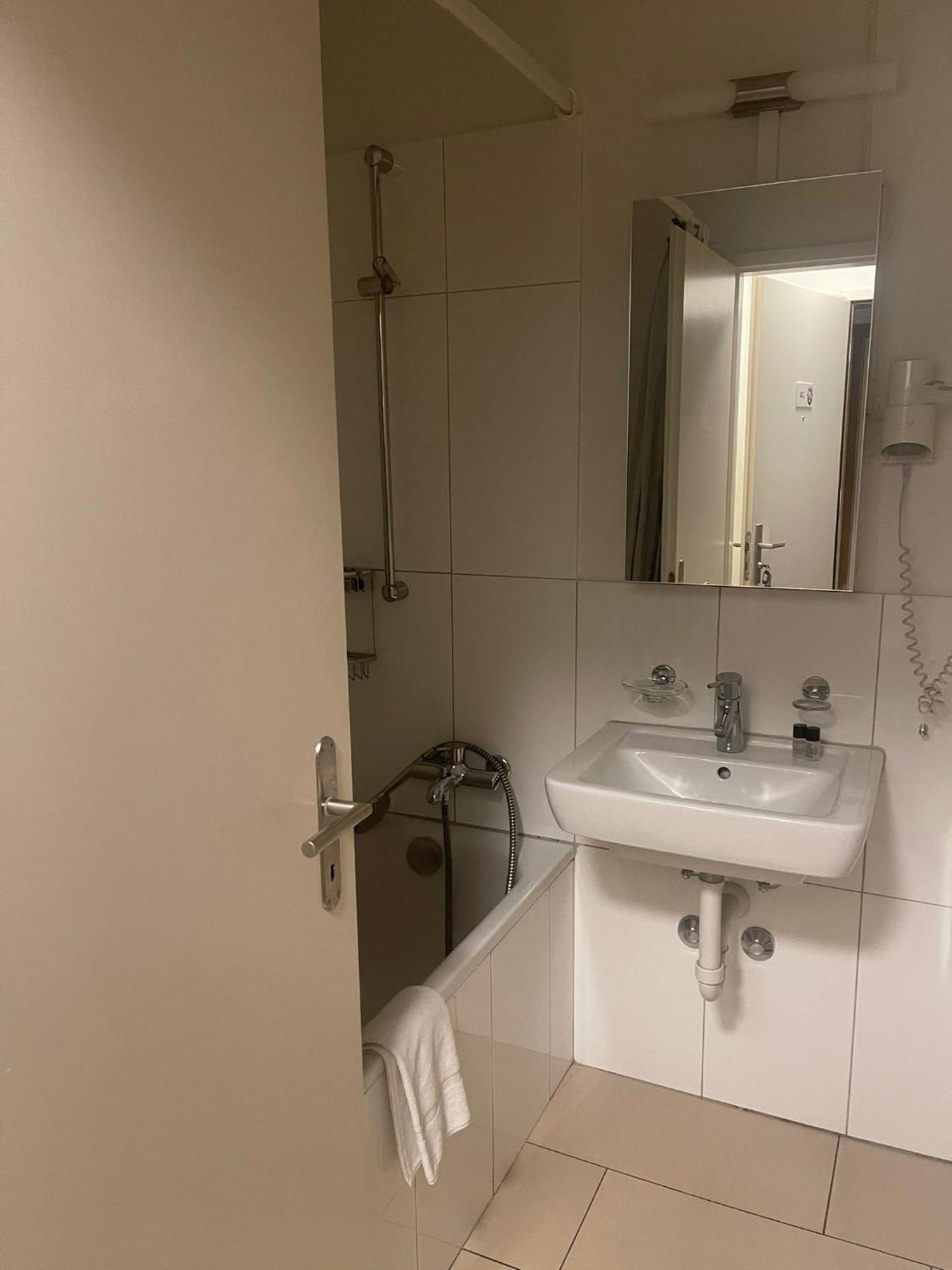 Swiss Star District 11 - Self Check-In Appartement Zürich Buitenkant foto