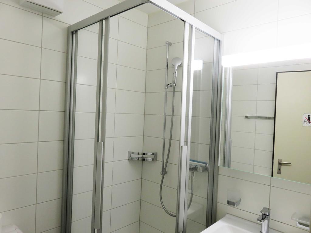 Swiss Star District 11 - Self Check-In Appartement Zürich Buitenkant foto
